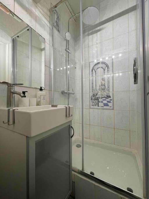 Superbe Entier Au Pied De La Gare Rer, A 15 Min De Paris & Orly